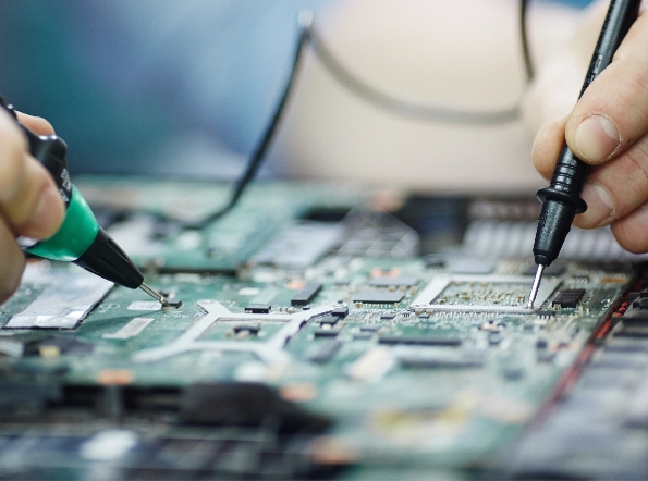 Kontrola i naprawa płytek elektronicznych w celu zapobiegania uszkodzeniom, błędnym pomiarom, porażeniom prądem i ryzyku zapłonu w produkcji przemysłowej.