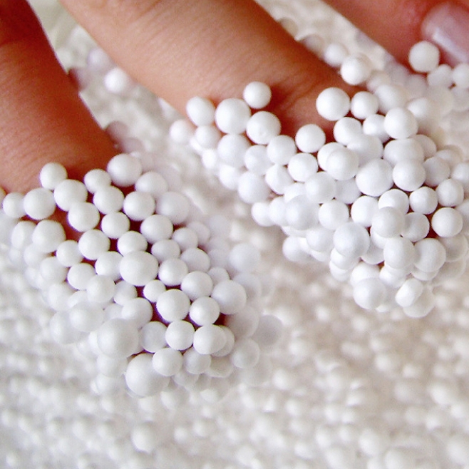 Gromadzenie się ładunk&oacute;w statycznych w kulkach styropianowych